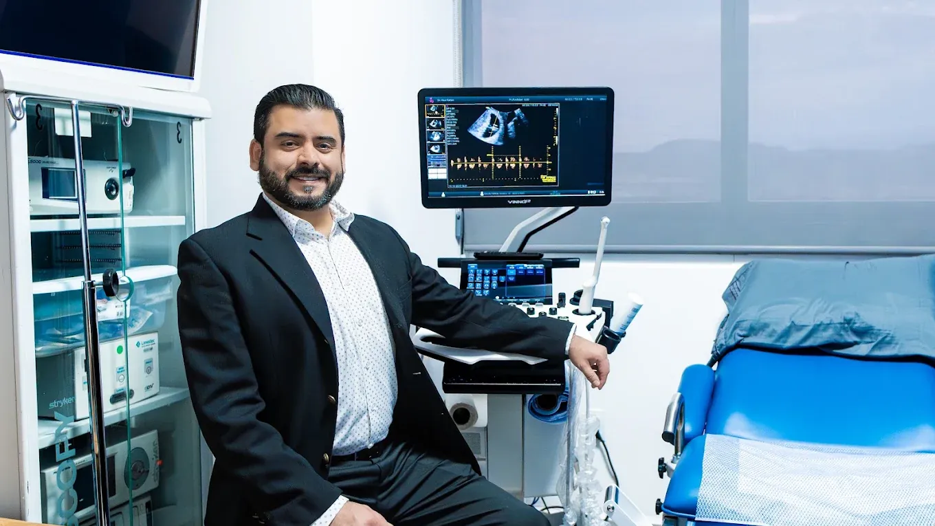 Dr. Raúl Patlán en su consultorio de ginecología en Hospital MAC León