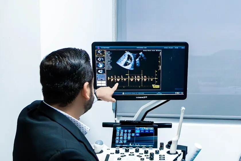El Dr. Ra&uacute;l Patl&aacute;n se&ntilde;ala en pantalla el resultado de un ultrasonido