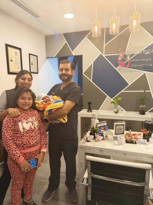 Mam&aacute; y su hija con el Dr. Ra&uacute;l Patl&aacute;n y su reci&eacute;n nacida