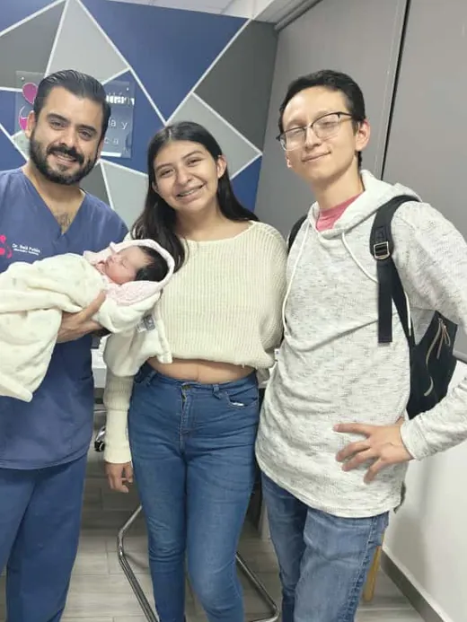 Pareja con su reci&eacute;n nacida acompa&ntilde;ados por el Dr. Ra&uacute;l Patl&aacute;n