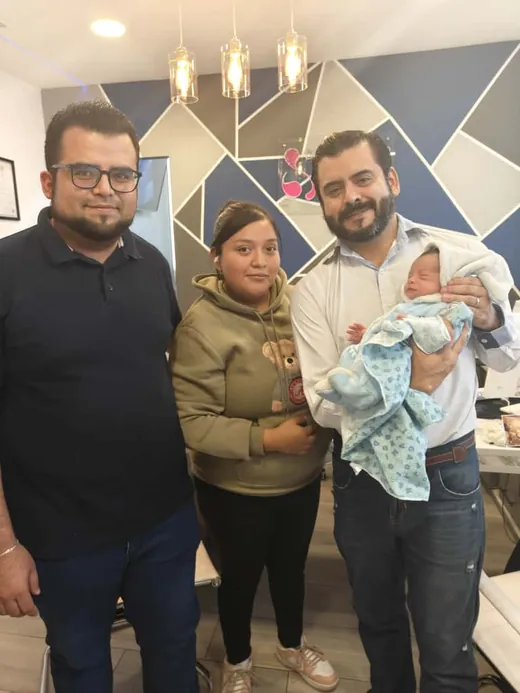 Pap&aacute;s con su reci&eacute;n nacido junto al Dr. Ra&uacute;l Patl&aacute;n en Le&oacute;n