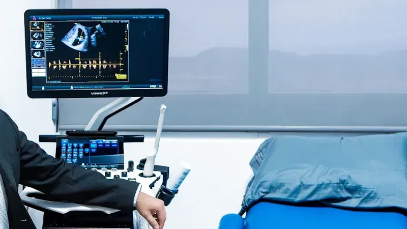 Ultrasonido y mesa de exploraci&oacute;n en el consultorio del Dr. Ra&uacute;l Patl&aacute;n